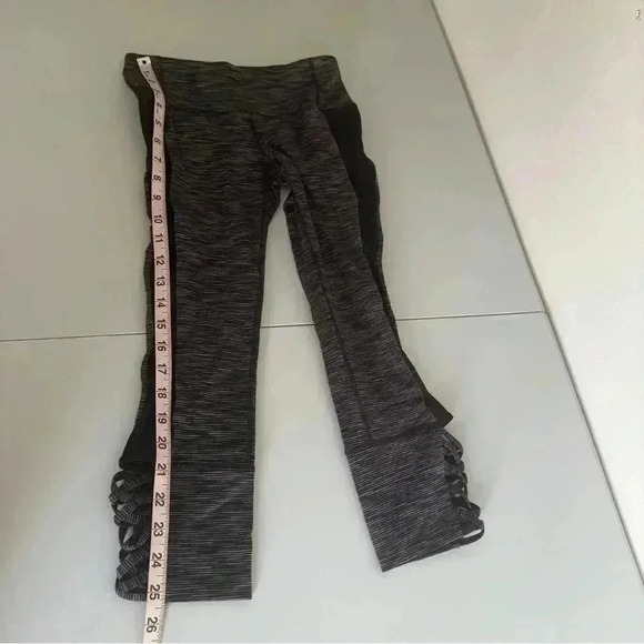 Athleta Mind Over Mat Capri Leggings Black and White Women Size XXS Yoga Workout - Picture 15 of 15